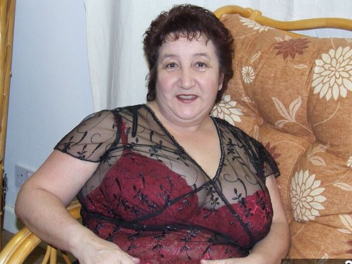 20P Mature BBW Kinky Carol modèles de lingerie sexy en bas et talons en maille
