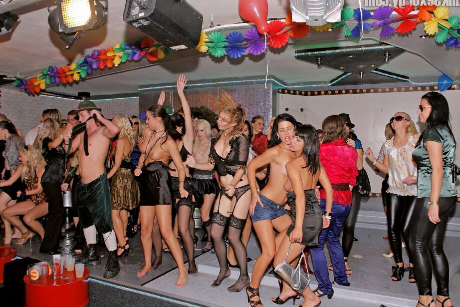 16P Europäische Girls mit heißen Ärschen saugen auf der Sexparty die Werkzeuge männlicher Stripperinnen ab