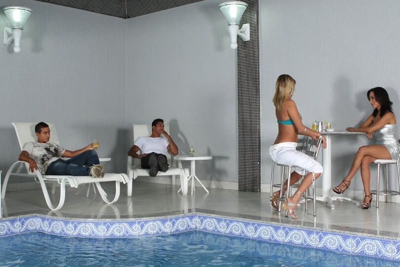 16P Las encantadoras Talita y Belinha follando en un cuarteto caliente