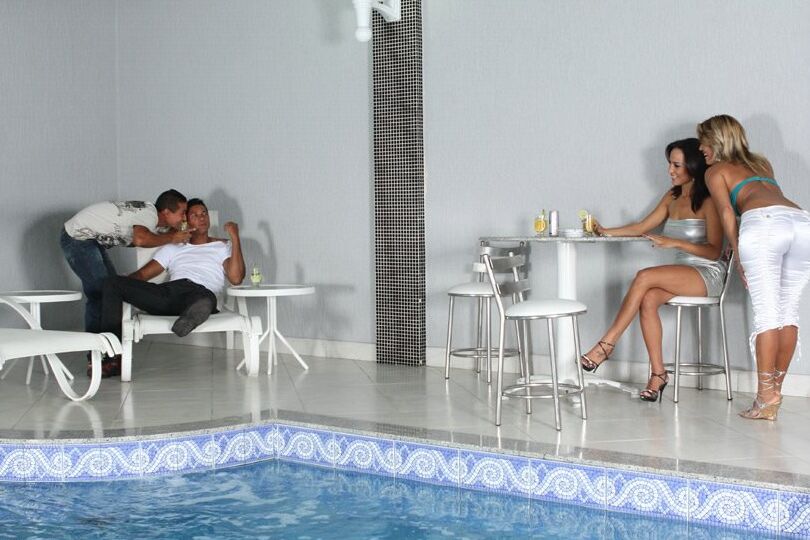 16P Las encantadoras Talita y Belinha follando en un cuarteto caliente