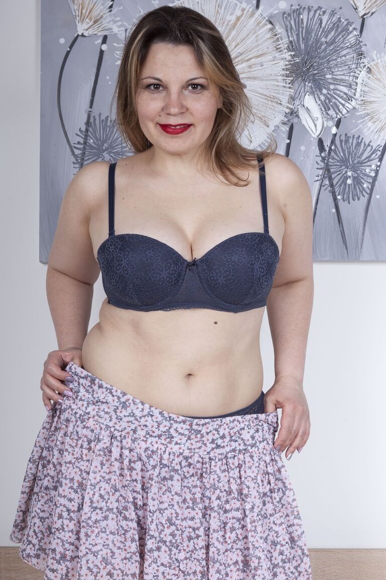 21P La gordita ucraniana Ellariya Rose expone sus grandes tetas y su coño peludo