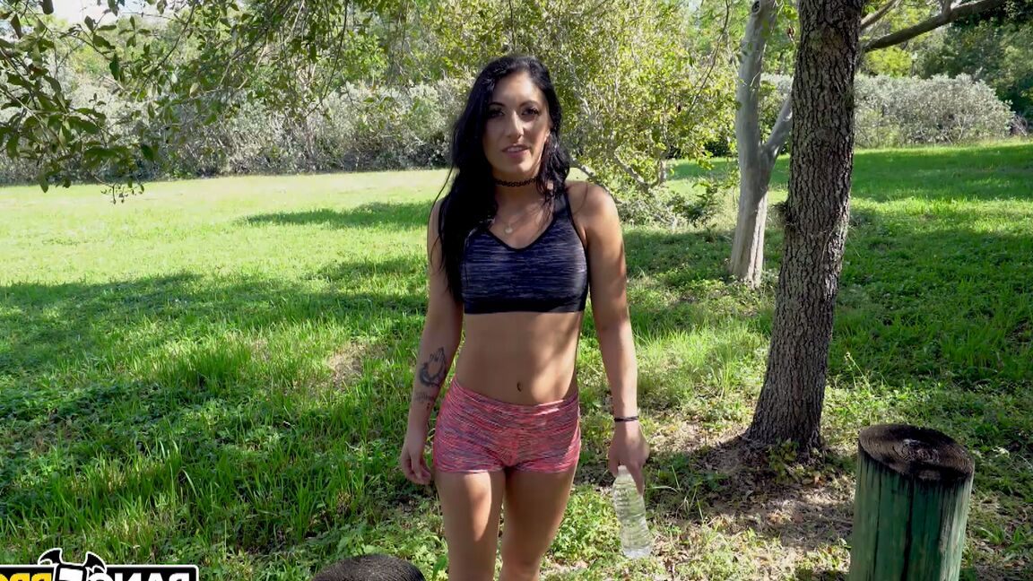 21P Alissa Avni, une jeune maigre aux petits seins, se fait prendre et baiser dans une camionnette