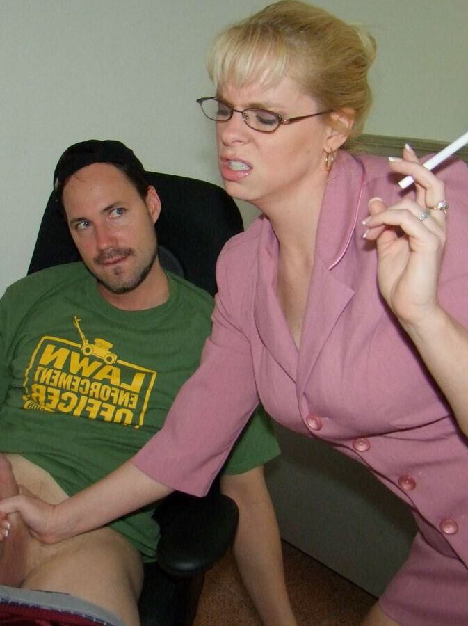 16P Une blonde mature fumeuse à lunettes reçoit une éjaculation sur ses gros seins