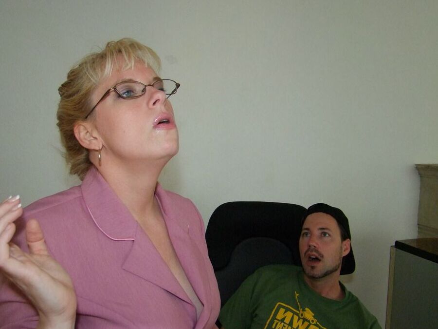 16P Une blonde mature fumeuse à lunettes reçoit une éjaculation sur ses gros seins