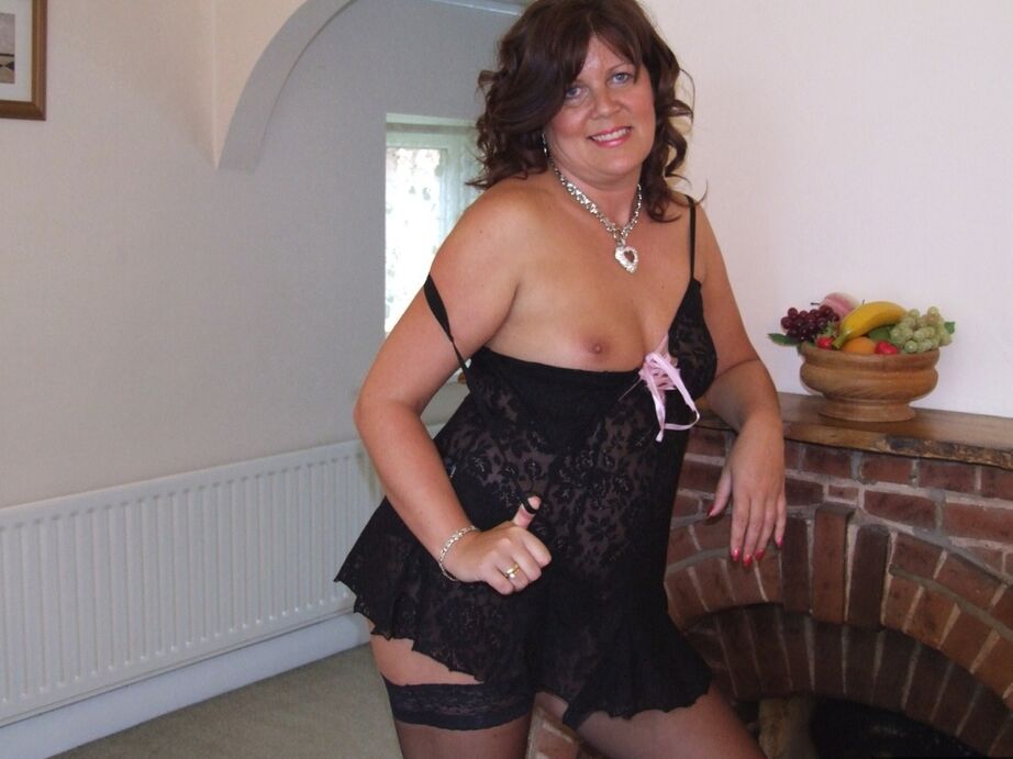 20P Mulher madura e grossa, Sandy perde seus peitos pequenos de lingerie diante de uma lareira