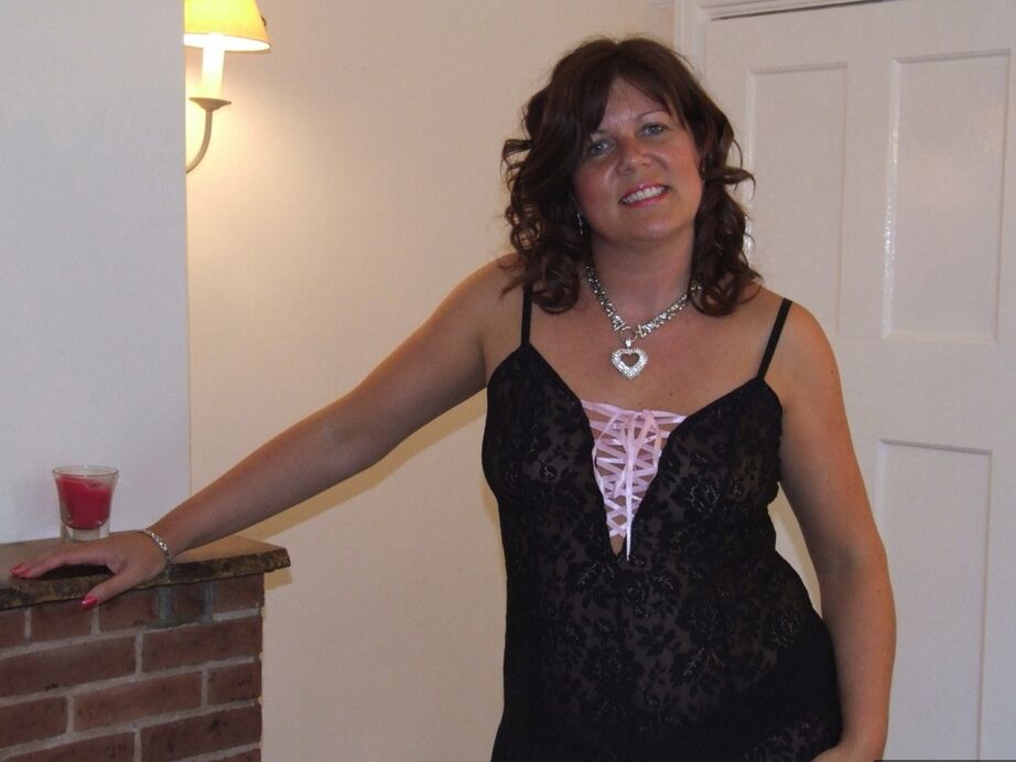 20P Mulher madura e grossa, Sandy perde seus peitos pequenos de lingerie diante de uma lareira