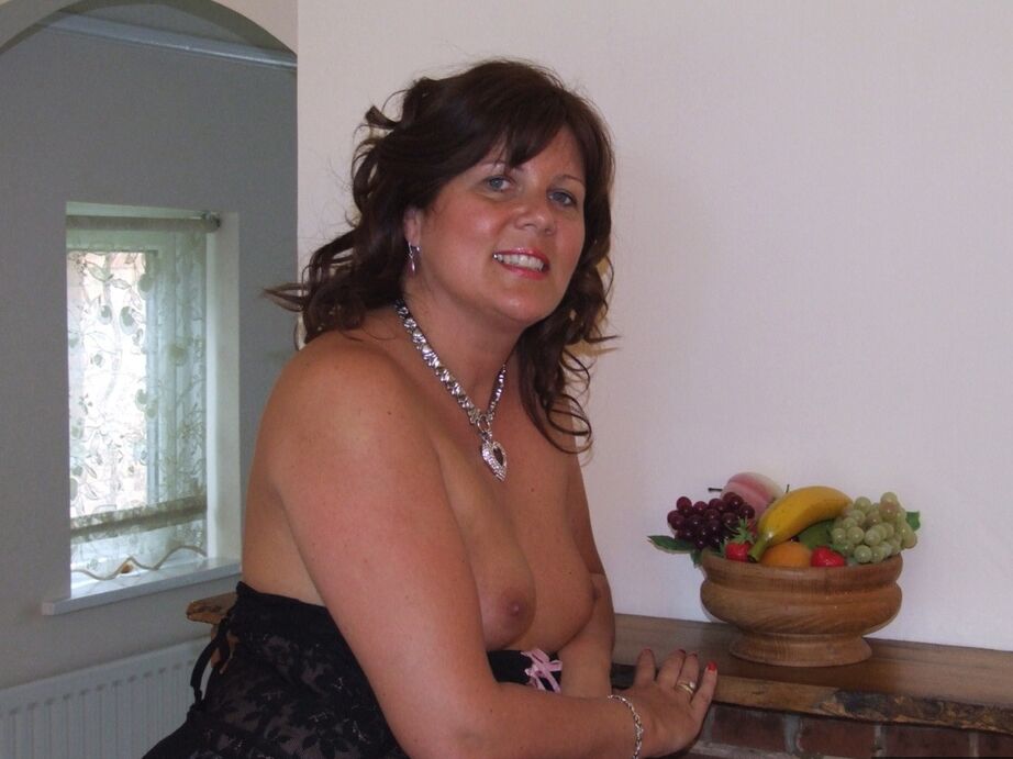 20P Mulher madura e grossa, Sandy perde seus peitos pequenos de lingerie diante de uma lareira