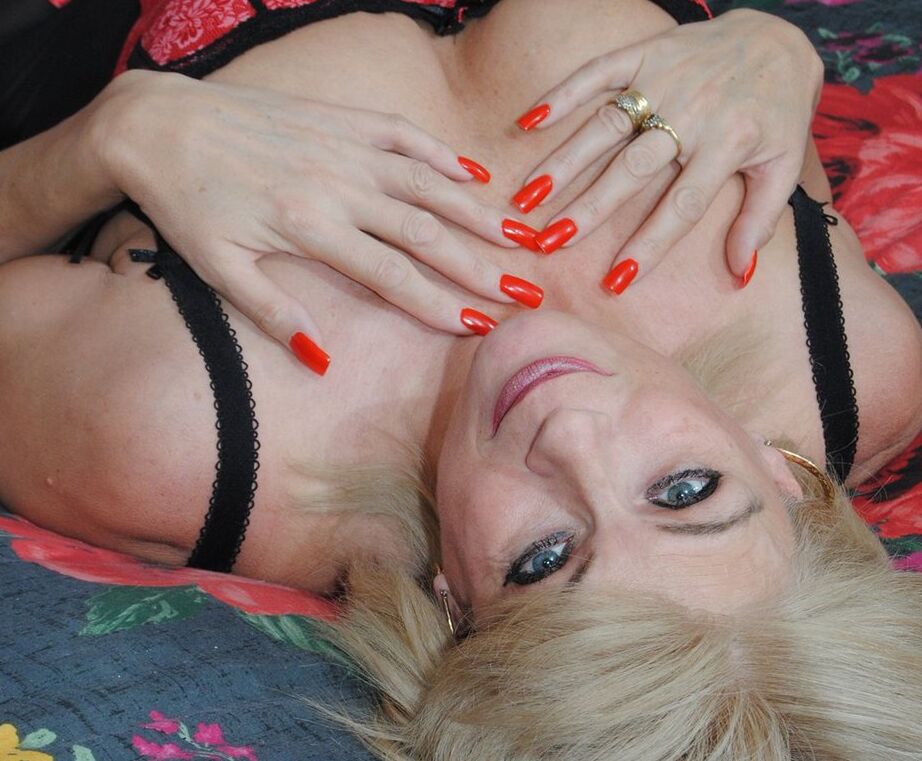 17P Más de 30 rubia platino Dimonty modela lencería sensual durante la acción SFW