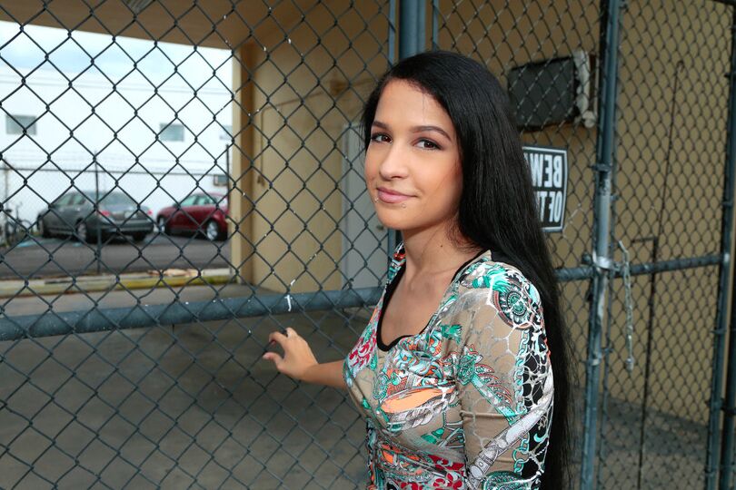 12P MILF Latina avec manchon poilu suce une énorme bite