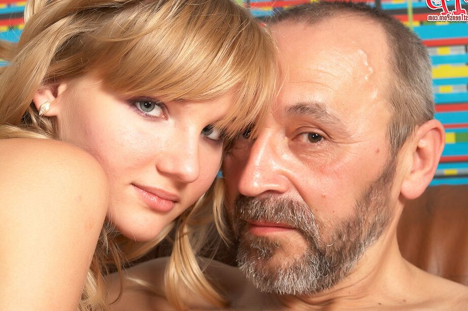 20P Unglaublich heiße Teenie-Prostituierte befriedigt einen älteren Mann, indem sie seinen Penis leckt und