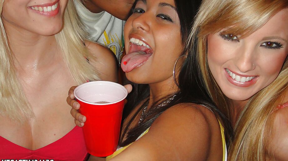Die 16P Teenie-Babes Jasmine und Reena ficken auf einer Party mit Spermatausch
