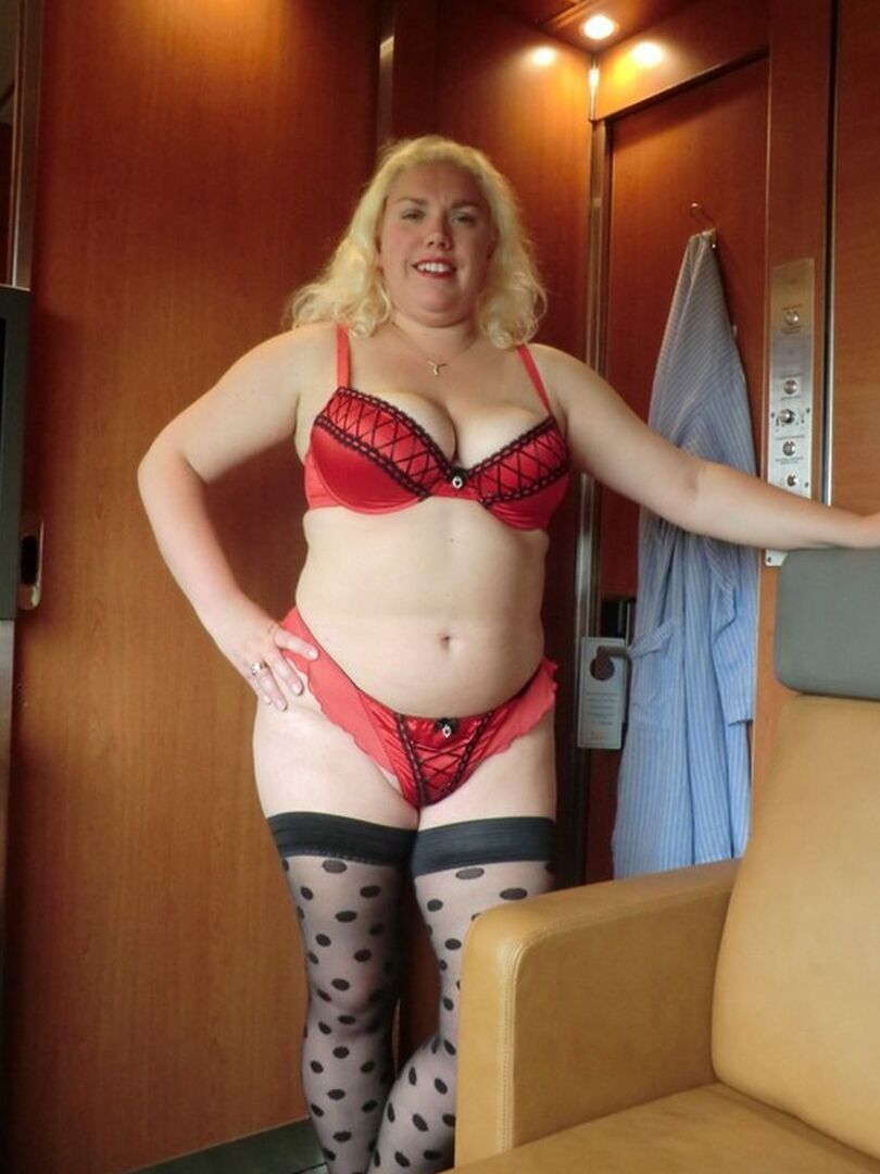 16P Loira BBW Barby se masturba dentro de um trem em movimento com meias de bolinhas