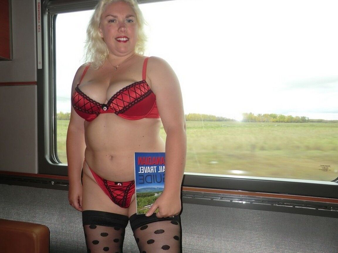 16P Loira BBW Barby se masturba dentro de um trem em movimento com meias de bolinhas