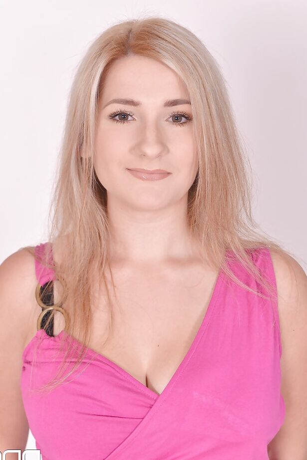 16P La rubia europea gordita Auddi revela sus grandes tetas naturales mientras se desnuda