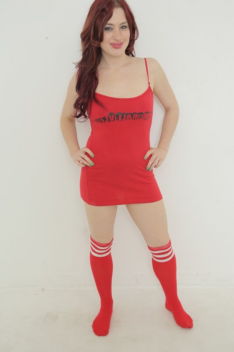 17P Pelirroja se quita el conjunto rojo, muestra las tetas naturales y el precioso culo