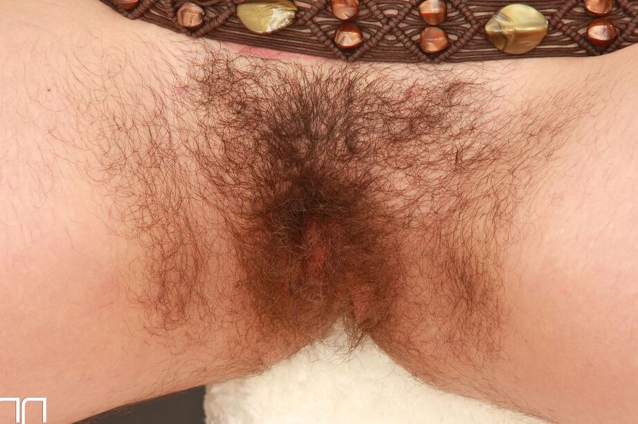 16P La modelo solitaria gordita Stella muestra sus grandes tetas antes de mostrar su coño peludo