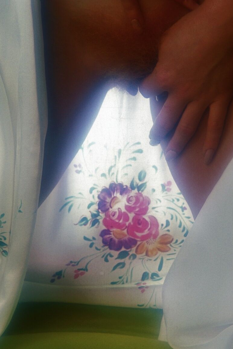 21P La estrella porno de tetas pequeñas Laurie L'Oranger revela su manguito caliente y su pequeño culo