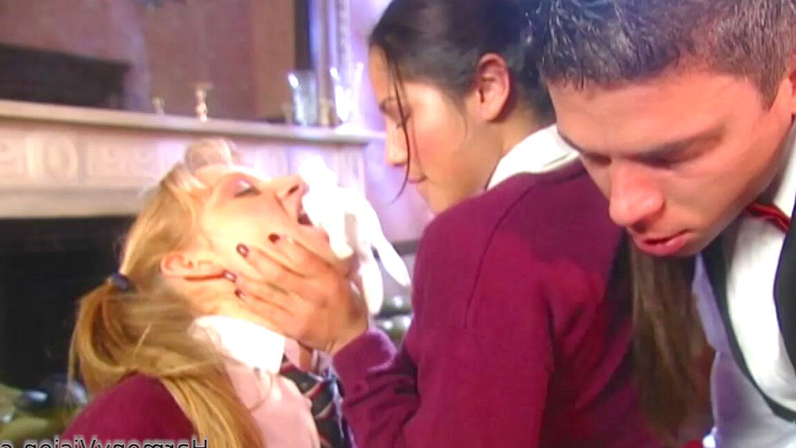 12P Colegialas sexys animan las cosas con un joven