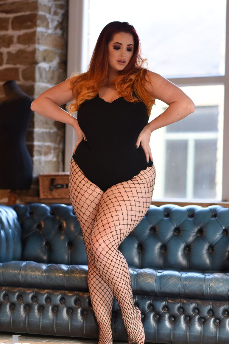 Lucy Vixen, mannequin potelée de 21P, se déshabille avec ses collants résille et montre ses gros seins.