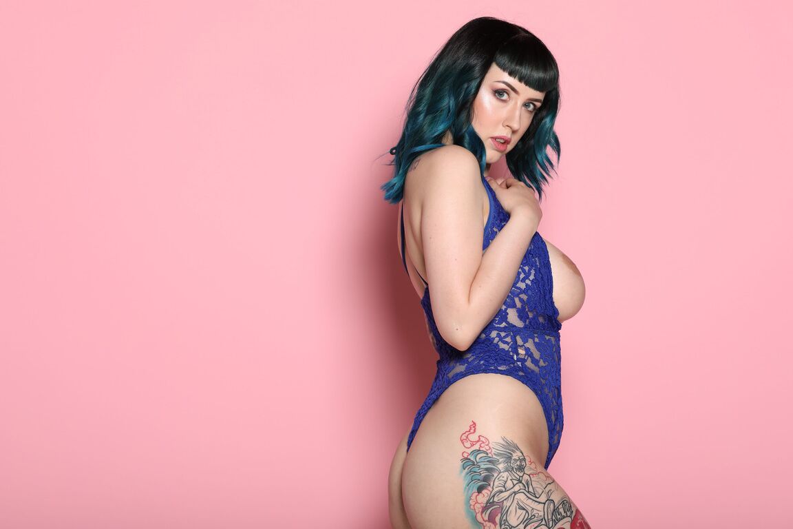 21P Inked model Lisha Blackhurst unleashes her boobs while posing in a bodysuit