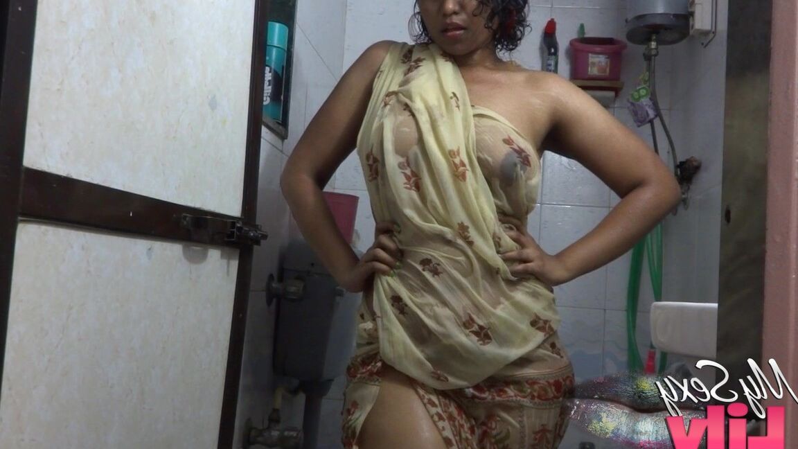 12P A rechonchuda modelo solo indiana Lily Singh deixa os seios soltos das roupas