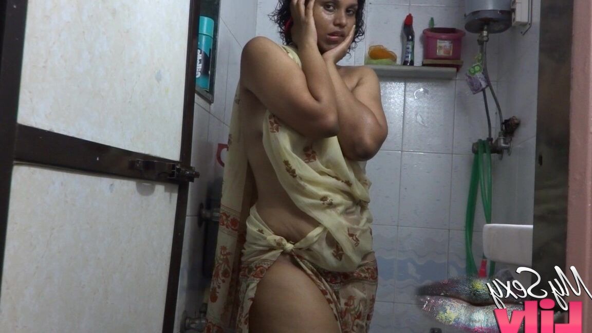 12P A rechonchuda modelo solo indiana Lily Singh deixa os seios soltos das roupas