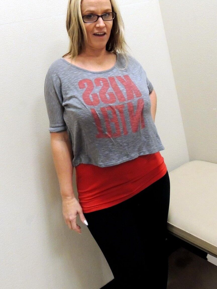10P Amador BBW Dee Siren expõe sua bunda grande em um camarim
