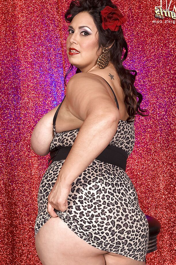 16P A morena curvilínea Rikki Waters exibindo peitos gordos e bunda rechonchuda em um minivestido sexy