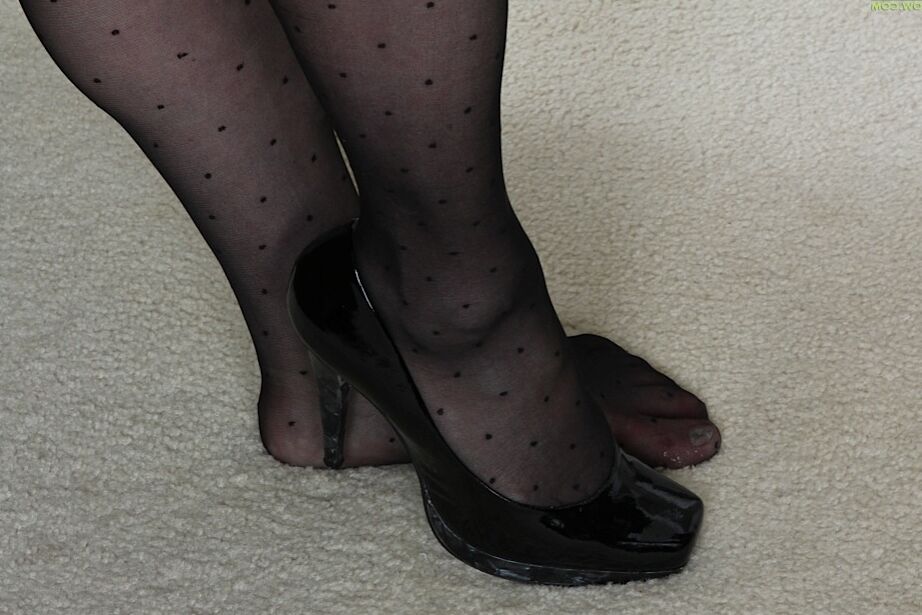 16P Aged plumper Kathy Gilbert unleashing big tits in stockings and high heels