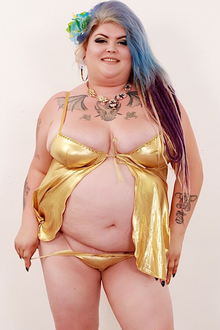 16P La femme obèse Sasha Syren porte une fleur dans les cheveux teints tout en montrant sa chatte