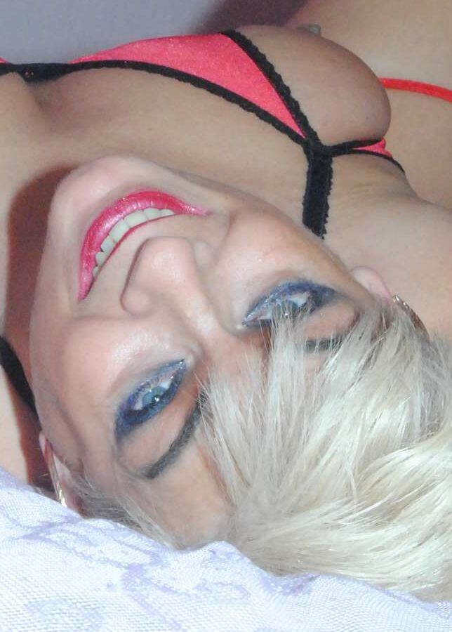 18P Dimonty, loira platinada com mais de 30 anos, mostra seu arrebatamento em um biquíni revelador