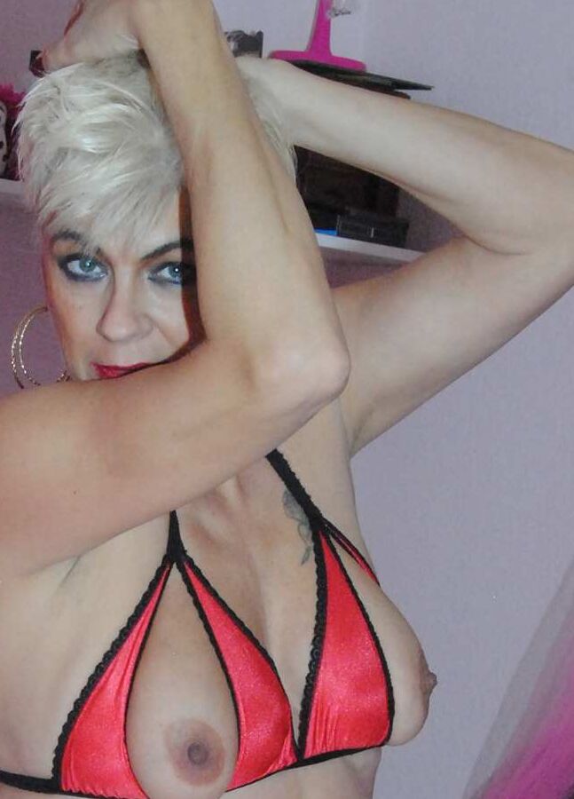 18P Dimonty, loira platinada com mais de 30 anos, mostra seu arrebatamento em um biquíni revelador