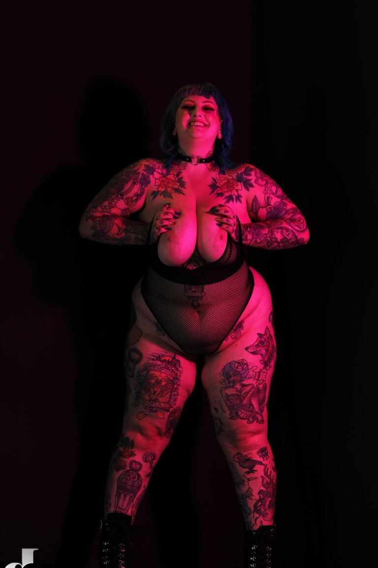 21P A megera tatuada e gordinha Galda Lou fica nua e mostra suas curvas enormes
