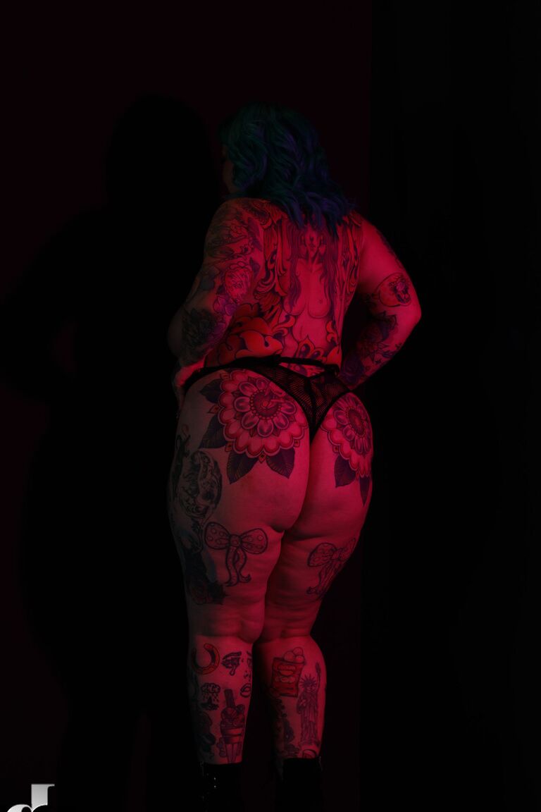 21P A megera tatuada e gordinha Galda Lou fica nua e mostra suas curvas enormes