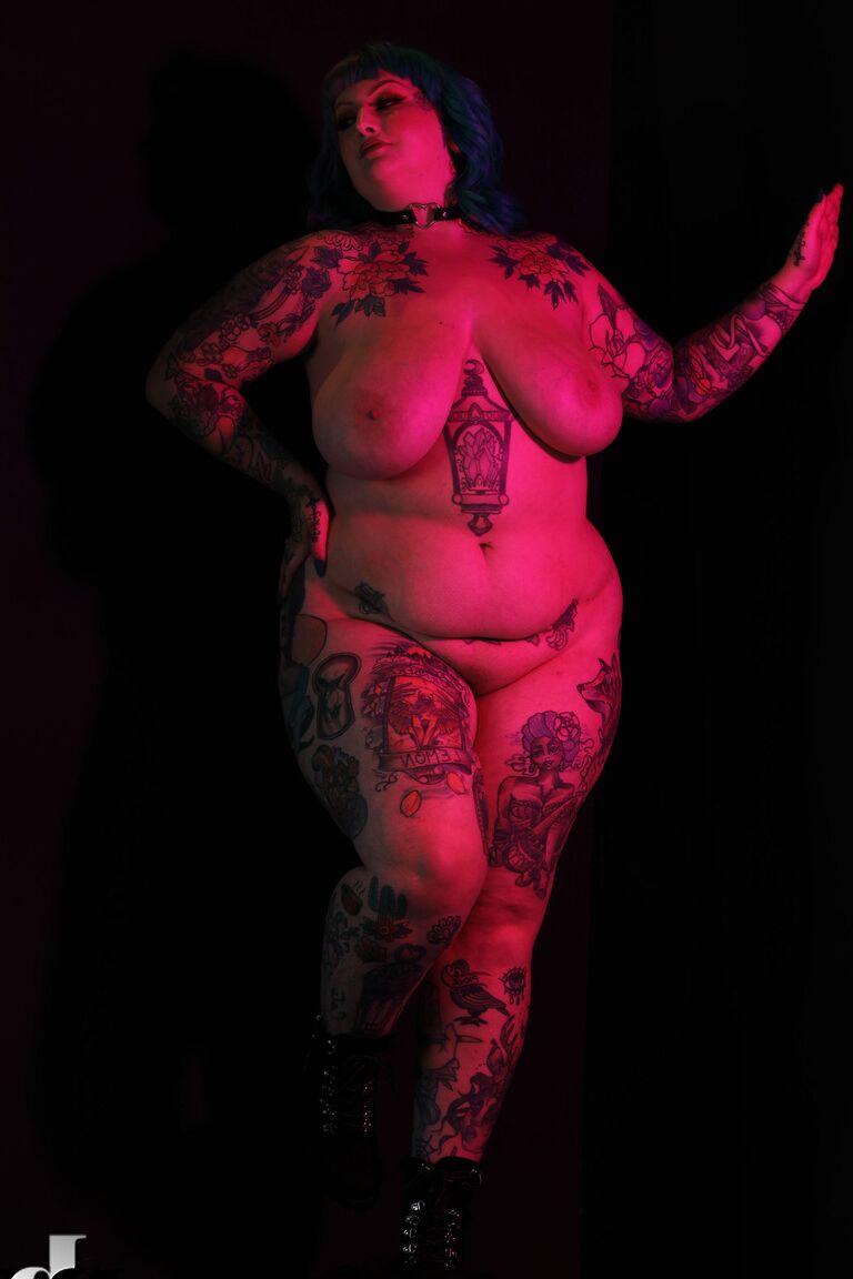 21P A megera tatuada e gordinha Galda Lou fica nua e mostra suas curvas enormes