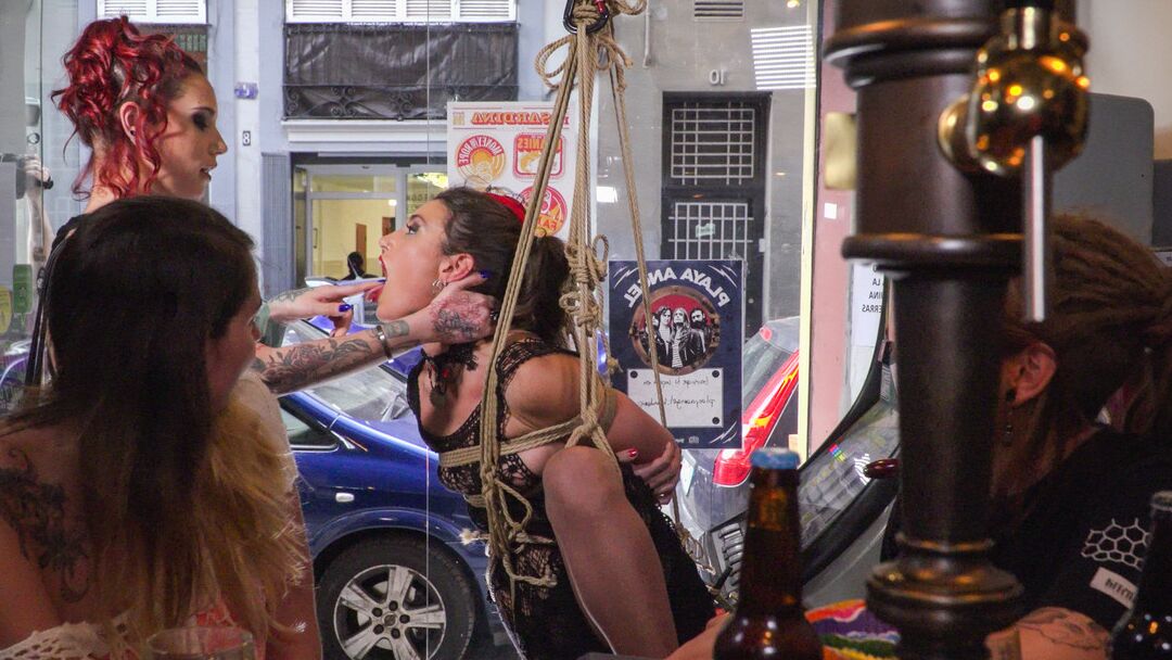 21P Public Disgrace ジュリア・ロカ、パブロ・フェラーリ、シルビア・ルビ、スティーブ・ホームズ