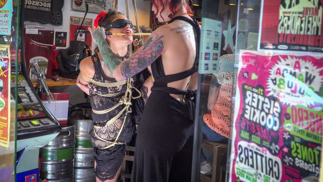 21P Public Disgrace ジュリア・ロカ、パブロ・フェラーリ、シルビア・ルビ、スティーブ・ホームズ