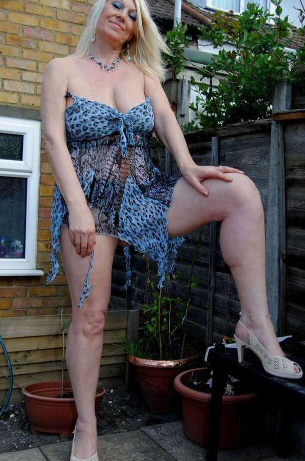 18P Slutty MILF next door Dimonty stripping and posing nude on the cam