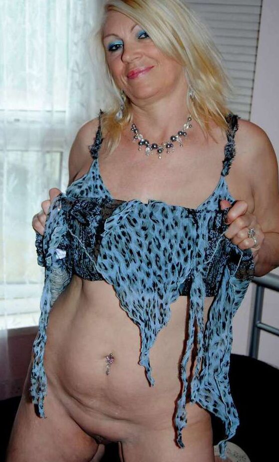 18P Slutty MILF next door Dimonty stripping and posing nude on the cam