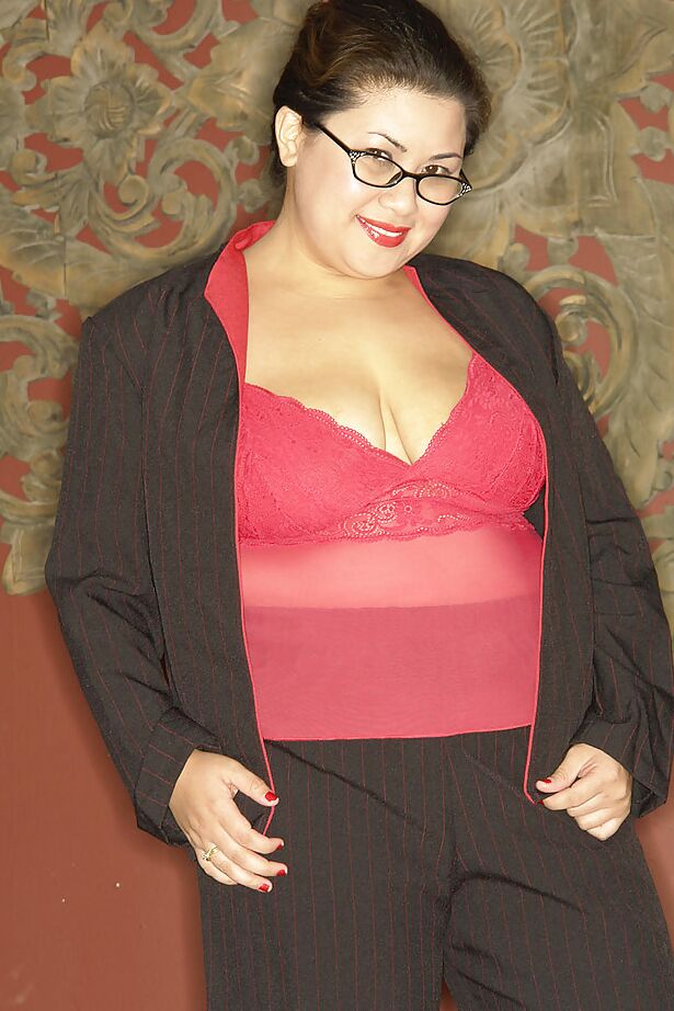 16P Une asiatique coquine et pulpeuse à lunettes découvrant ses gros seins flasques