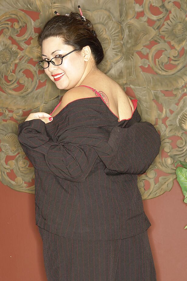 16P Une asiatique coquine et pulpeuse à lunettes découvrant ses gros seins flasques