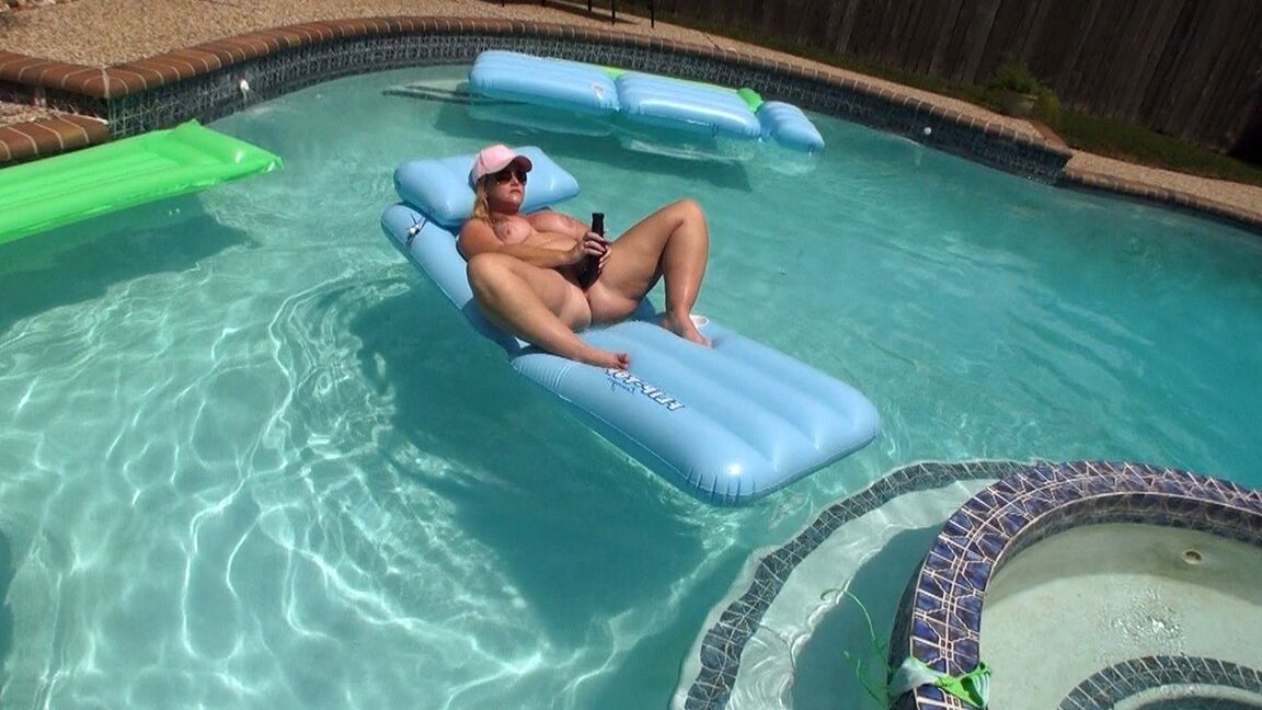 17P Fat amateur Dee Siren masturbates on an air mattress in a swimming pool
