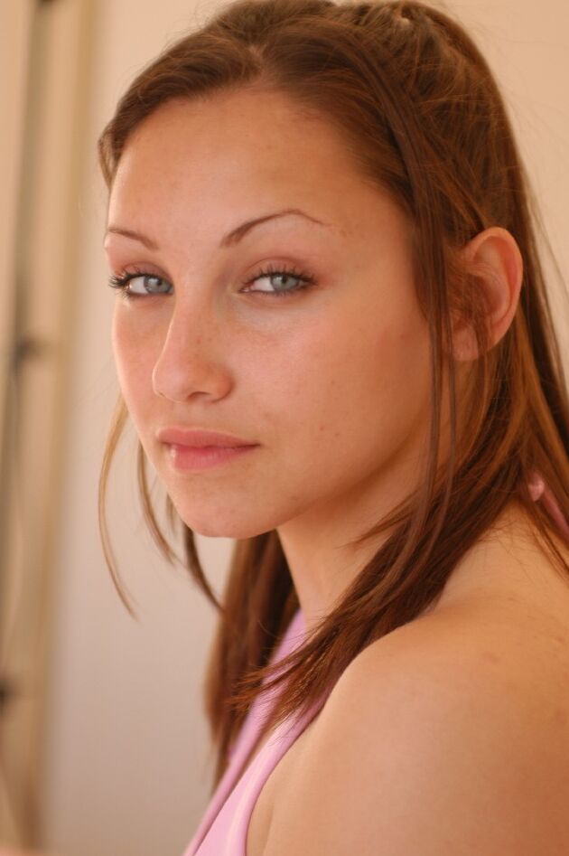 21P Brunette aux yeux invitants Michelle utilise une civière de chatte en action solo