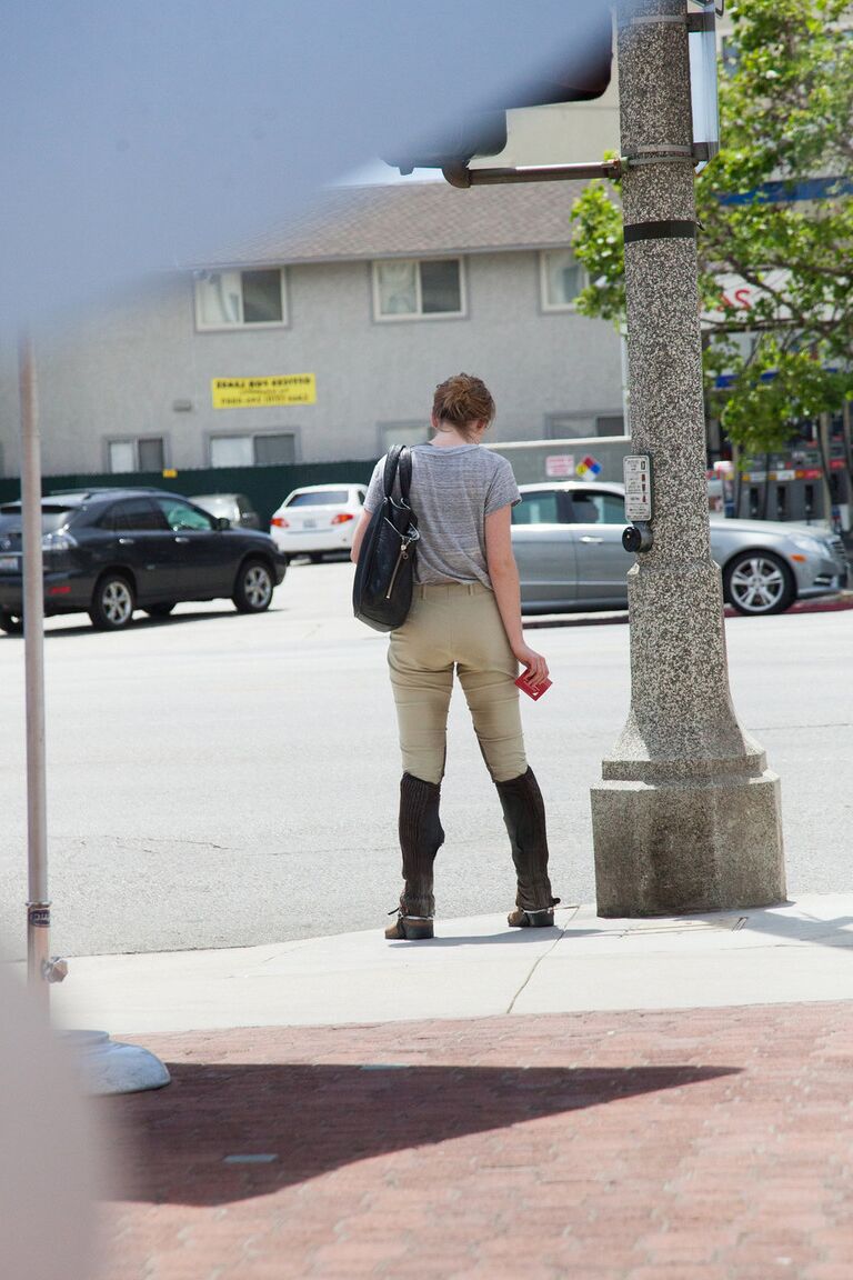 12P La joven cachonda Ursa Finley muestra sus pantalones cortos mojados mientras posa no desnuda al aire libre