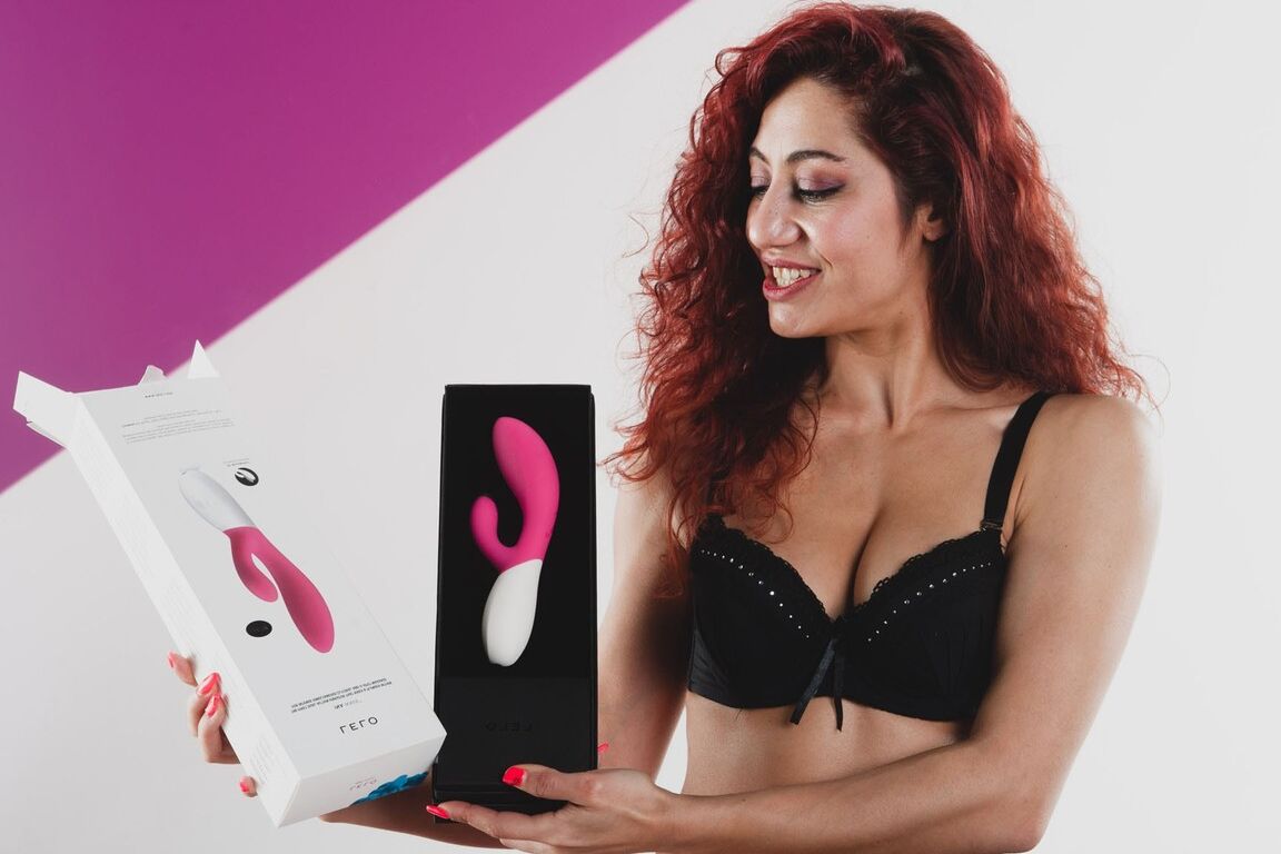 16P MILF italiana con pelo rojo rizado Dana Santo juega con su coño en medias