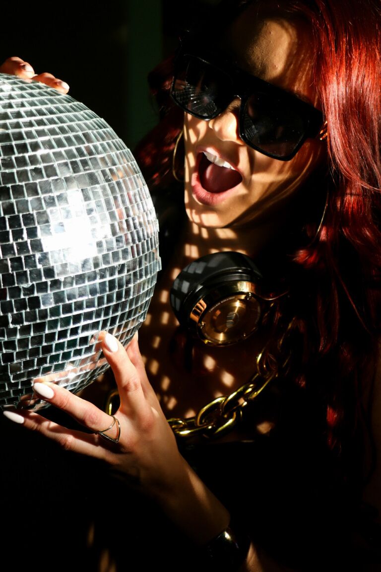 21P La MILF estadounidense ruda Jayden Cole pierde su lencería caliente bajo luces intermitentes