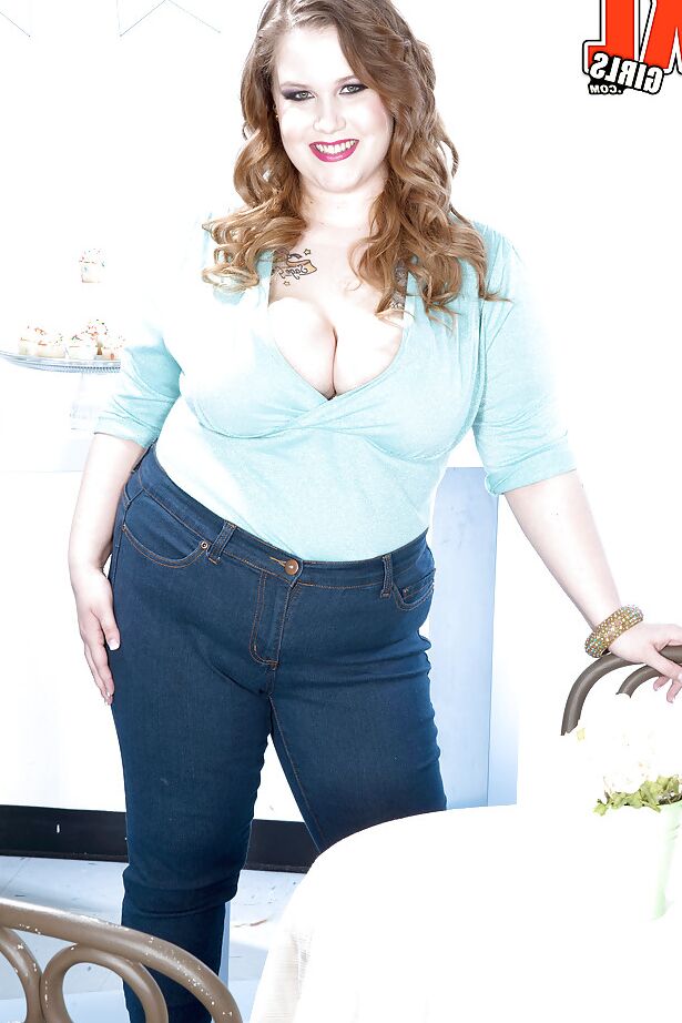 16P Chica solitaria obesa Tetona Emma lamiendo sus propios pezones después de desnudarse