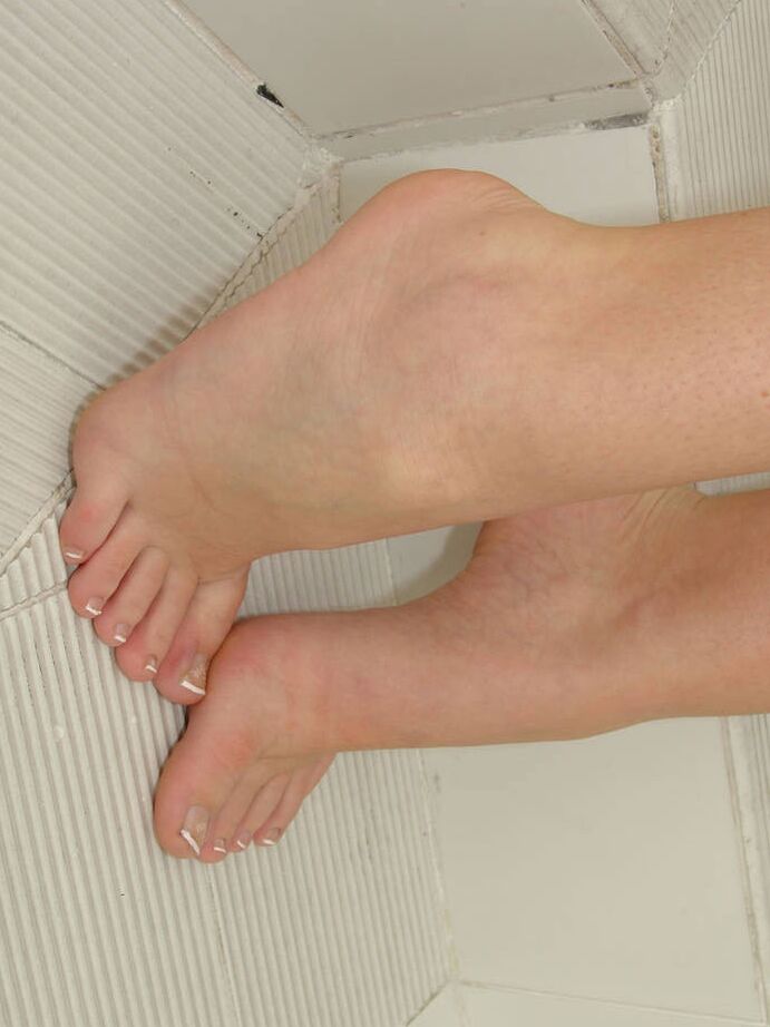 21P Belicia zieht sich aus und gibt ihrem Fickkumpel einen unvergesslichen Footjob und bekommt es