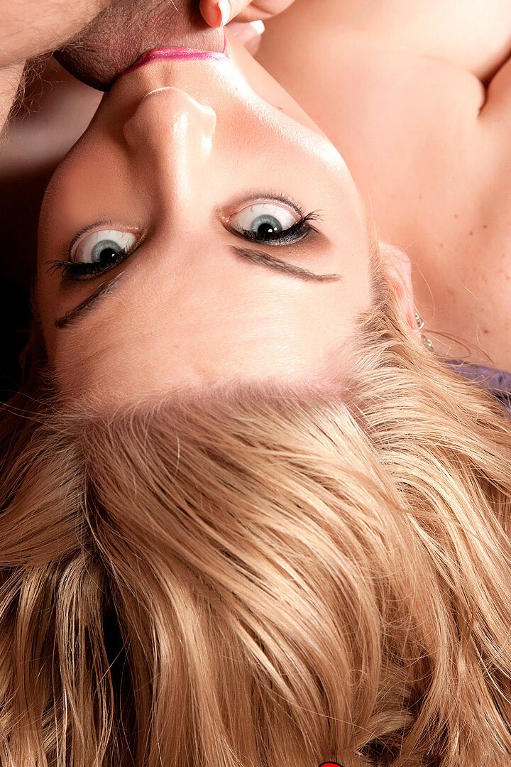 17P Kali West peituda de olhos azuis descasca para foder peitos grandes, BJ, anal