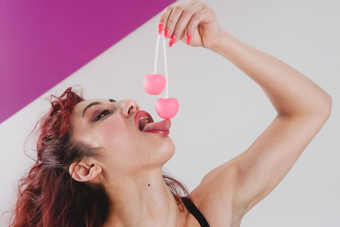 17P La pelirroja europea Dana Santo juega con un juguete sexual en medias de encaje